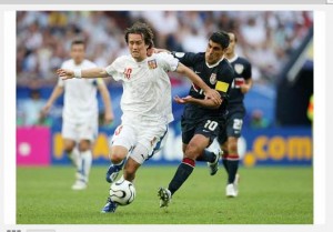 Reyna tries to stop Tomas Rosicky