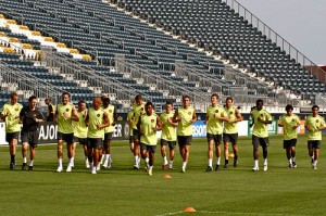 United doing some laps to warm up