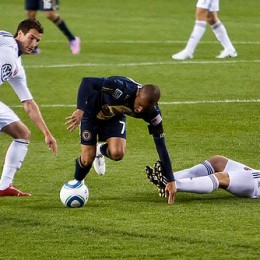 Fred dribbles through defenders. (Photo: Daniel Gajdamowicz)