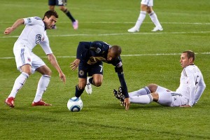 Fred dribbles through defenders. (Photo: Daniel Gajdamowicz)