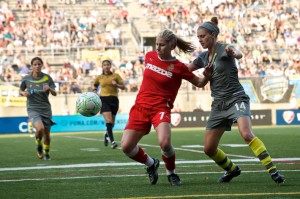 McCall Zerboni and Sinead Farrelly struggle for control of the ball.