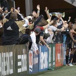 Mwanga equalizes against LA. (Photo: Nicolae Stoian)