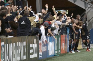 Mwanga equalizes against LA. (Photo: Nicolae Stoian)