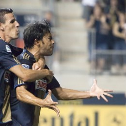 Ruiz scores the second goal against Chivas. (Photo: Daniel Gajdamowicz)