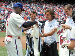 Ryan Howard exchanges jerseys with members of Juventus