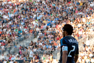 Official: Carlos Valdes on loan to Sante Fe