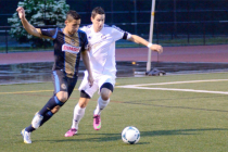 Reading alum Leo Fernandes battles United midfielder Manolo Sanchez. (Photo Credit: Hendrik Wandel)