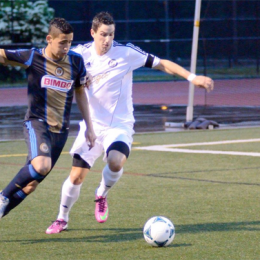 Reading alum Leo Fernandes battles United midfielder Manolo Sanchez. (Photo Credit: Hendrik Wandel)